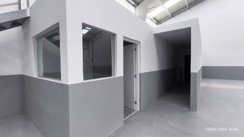 Armazém situado numa zona de fácil acesso às principais vias (A1, A29 e Ponte da Arrábida), a poucos minutos do centro de Gaia e do Porto .Áreas de 210m2 a 866 m2. Armazém com excelentes acabamentos. A4 4e A1 a 800 mt