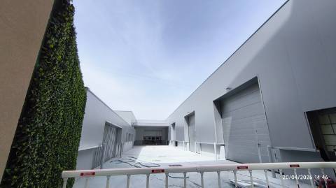 Armazém situado numa zona de fácil acesso às principais vias (A1, A29 e Ponte da Arrábida), a poucos minutos do centro de Gaia e do Porto .Áreas de 210m2 a 866 m2. Armazém com excelentes acabamentos. A4 4e A1 a 800 mt