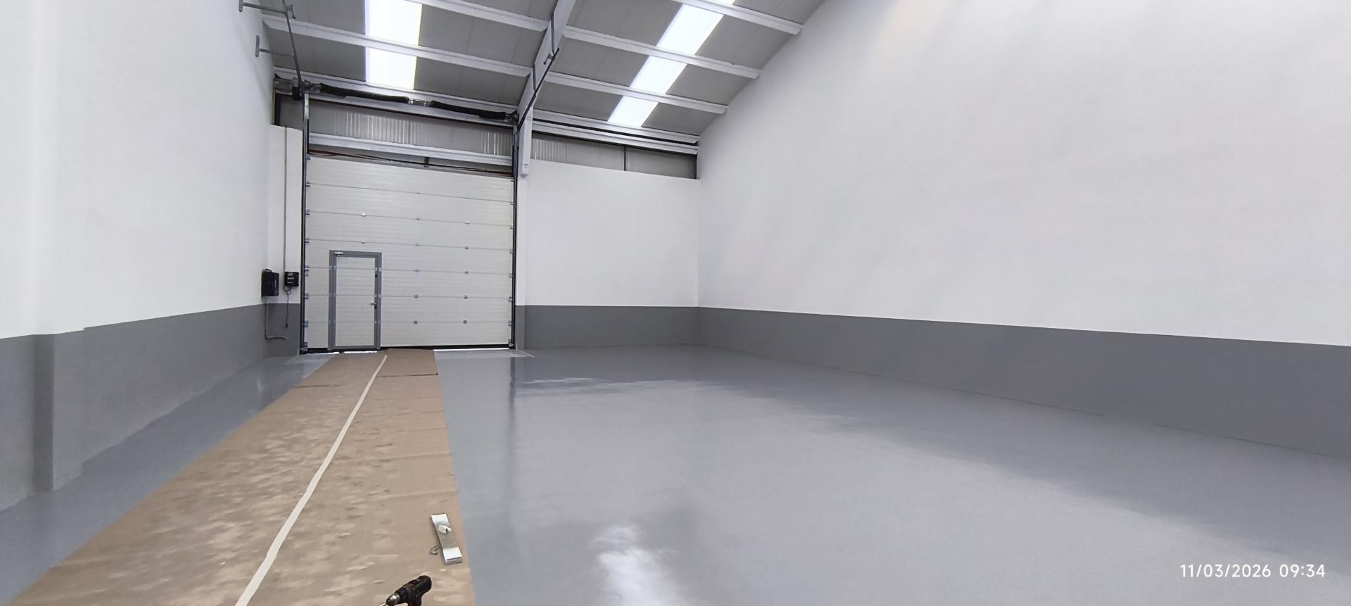 Armazém situado numa zona de fácil acesso às principais vias (A1, A29 e Ponte da Arrábida), a poucos minutos do centro de Gaia e do Porto .Áreas de 210m2 a 866 m2. Armazém com excelentes acabamentos. A4 4e A1 a 800 mt