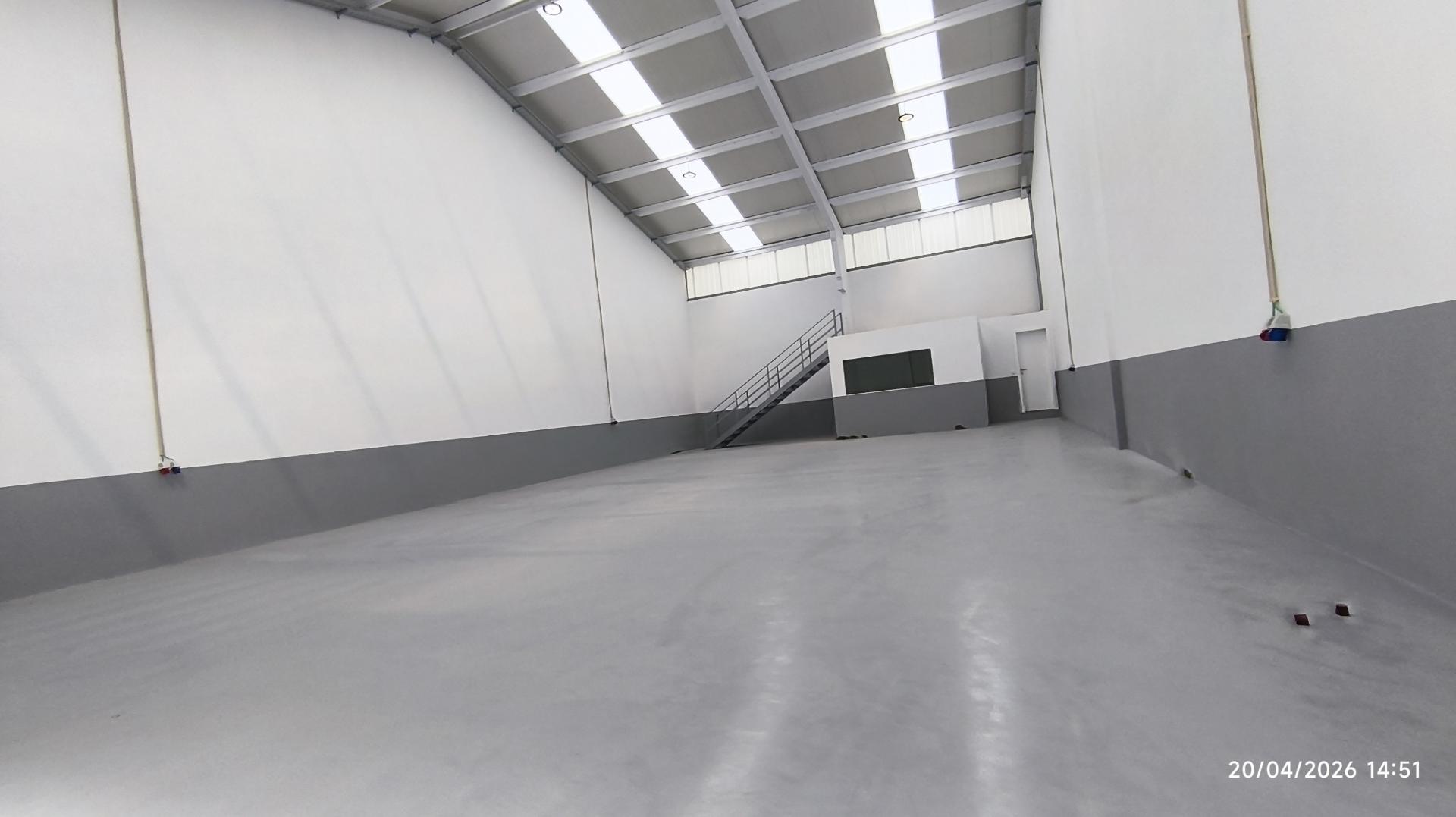 Armazém situado numa zona de fácil acesso às principais vias (A1, A29 e Ponte da Arrábida), a poucos minutos do centro de Gaia e do Porto .Áreas de 210m2 a 866 m2. Armazém com excelentes acabamentos. A4 4e A1 a 800 mt