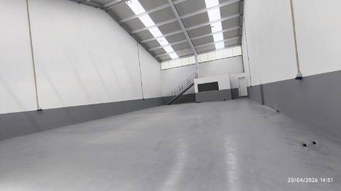 Armazém situado numa zona de fácil acesso às principais vias (A1, A29 e Ponte da Arrábida), a poucos minutos do centro de Gaia e do Porto .Áreas de 210m2 a 866 m2. Armazém com excelentes acabamentos. A4 4e A1 a 800 mt