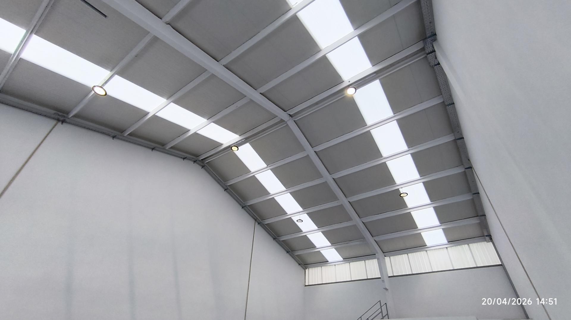 Armazém situado numa zona de fácil acesso às principais vias (A1, A29 e Ponte da Arrábida), a poucos minutos do centro de Gaia e do Porto .Áreas de 210m2 a 866 m2. Armazém com excelentes acabamentos. A4 4e A1 a 800 mt