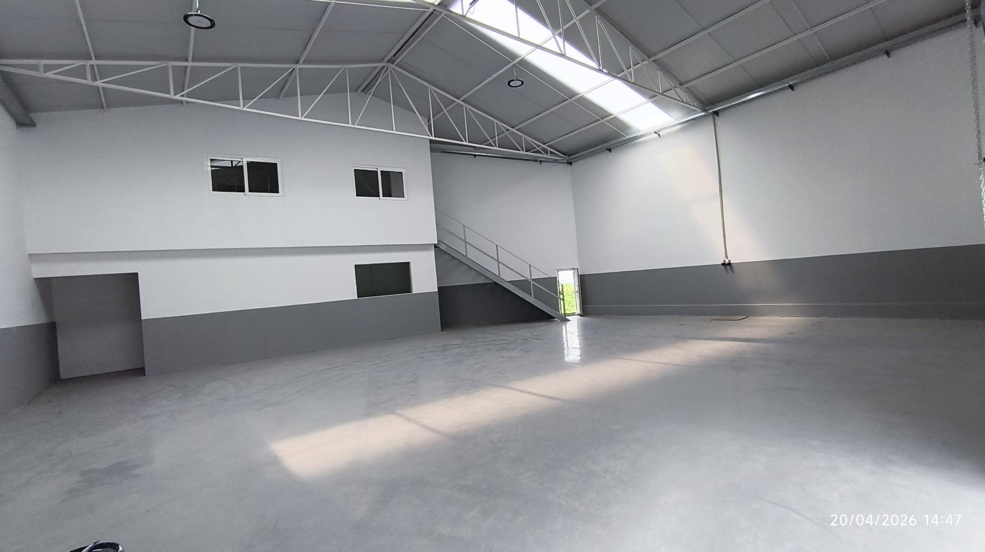 Armazém situado numa zona de fácil acesso às principais vias (A1, A29 e Ponte da Arrábida), a poucos minutos do centro de Gaia e do Porto .Áreas de 210m2 a 866 m2. Armazém com excelentes acabamentos. A4 4e A1 a 800 mt