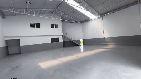 Armazém situado numa zona de fácil acesso às principais vias (A1, A29 e Ponte da Arrábida), a poucos minutos do centro de Gaia e do Porto .Áreas de 210m2 a 866 m2. Armazém com excelentes acabamentos. A4 4e A1 a 800 mt