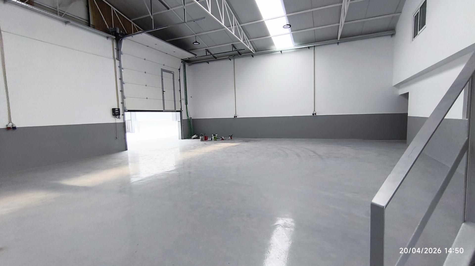 Armazém situado numa zona de fácil acesso às principais vias (A1, A29 e Ponte da Arrábida), a poucos minutos do centro de Gaia e do Porto .Áreas de 210m2 a 866 m2. Armazém com excelentes acabamentos. A4 4e A1 a 800 mt