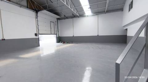 Armazém situado numa zona de fácil acesso às principais vias (A1, A29 e Ponte da Arrábida), a poucos minutos do centro de Gaia e do Porto .Áreas de 210m2 a 866 m2. Armazém com excelentes acabamentos. A4 4e A1 a 800 mt