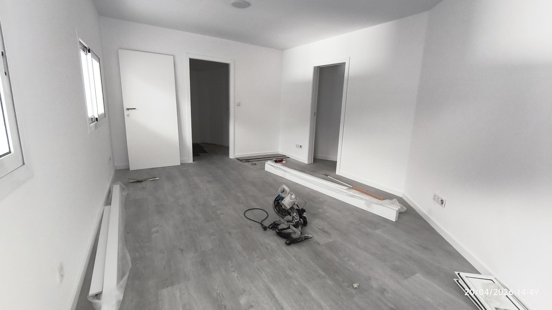 Armazém situado numa zona de fácil acesso às principais vias (A1, A29 e Ponte da Arrábida), a poucos minutos do centro de Gaia e do Porto .Áreas de 210m2 a 866 m2. Armazém com excelentes acabamentos. A4 4e A1 a 800 mt