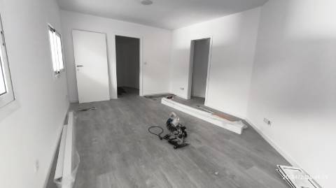 Armazém situado numa zona de fácil acesso às principais vias (A1, A29 e Ponte da Arrábida), a poucos minutos do centro de Gaia e do Porto .Áreas de 210m2 a 866 m2. Armazém com excelentes acabamentos. A4 4e A1 a 800 mt