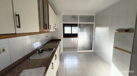 Habitação 'T0+1'. Lugar de garagem. Transportes à porta. Metro a 300 mt.