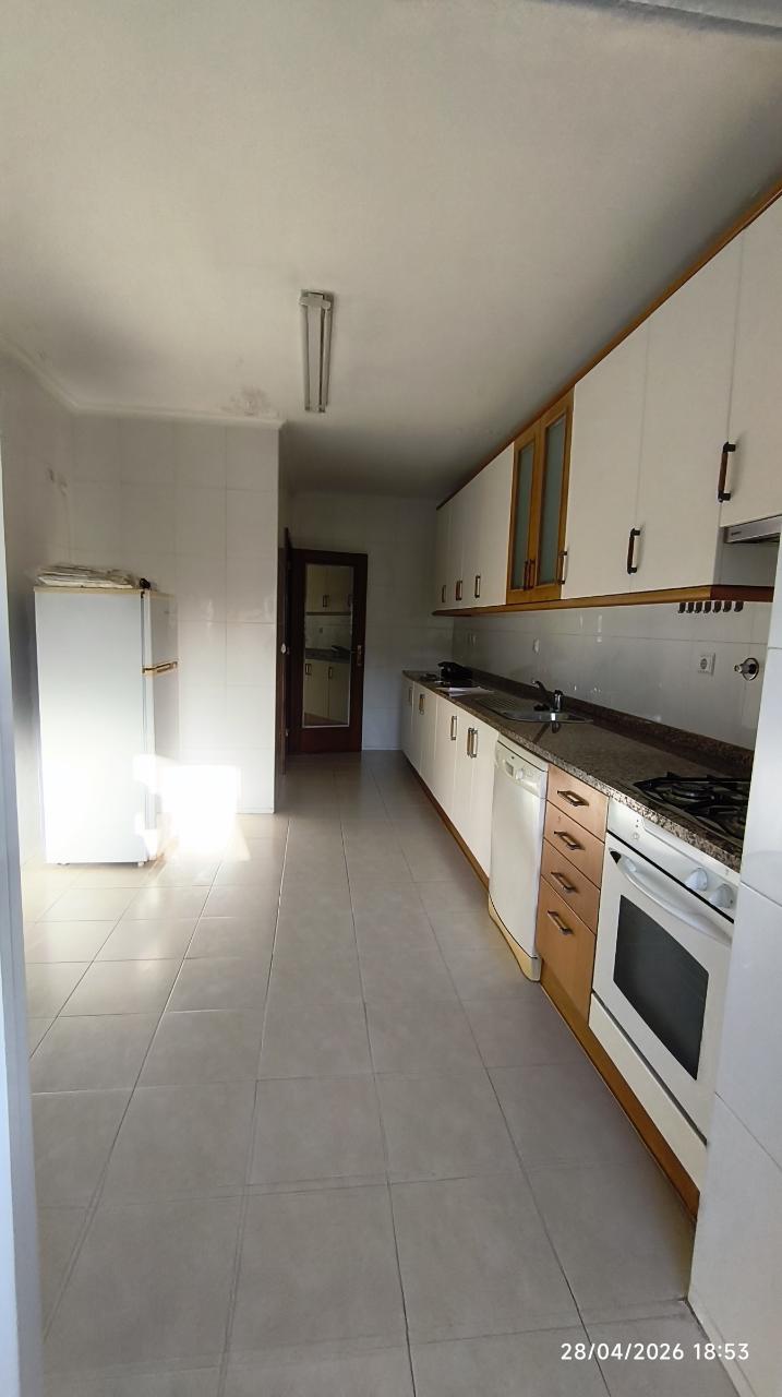 Habitação 'T0+1'. Lugar de garagem. Transportes à porta. Metro a 300 mt.