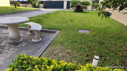 Habitação 'T0+1'. Lugar de garagem. Transportes à porta. Metro a 300 mt.