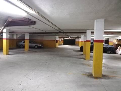 Habitação 'T0+1'. Lugar de garagem. Transportes à porta. Metro a 300 mt.