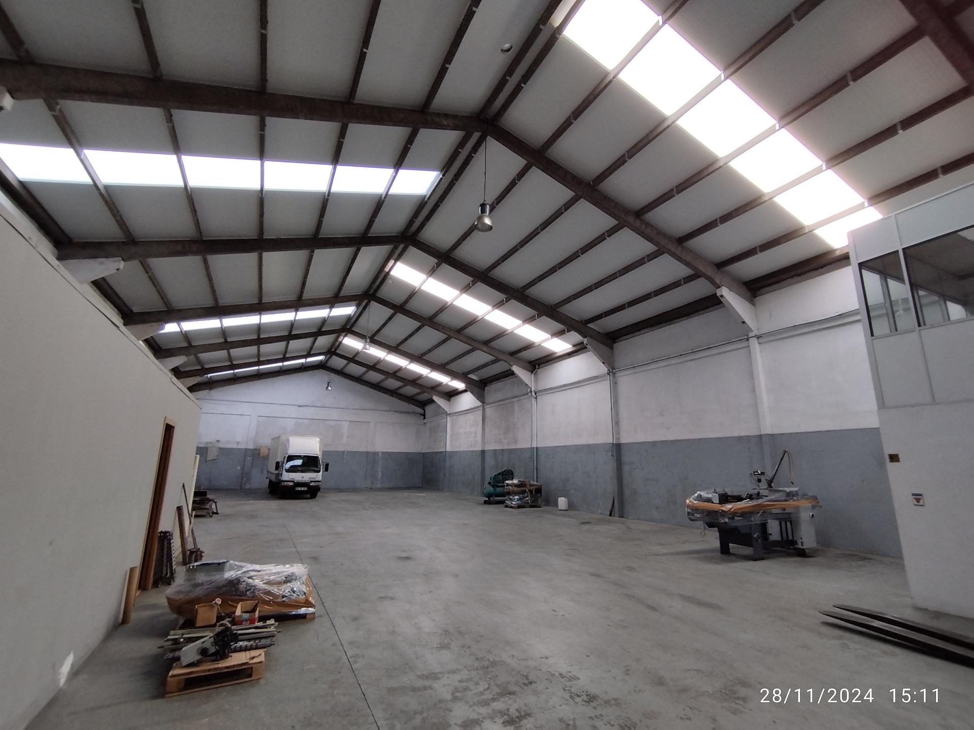 Armazém 500 m2 - pé dtº 7 mt.