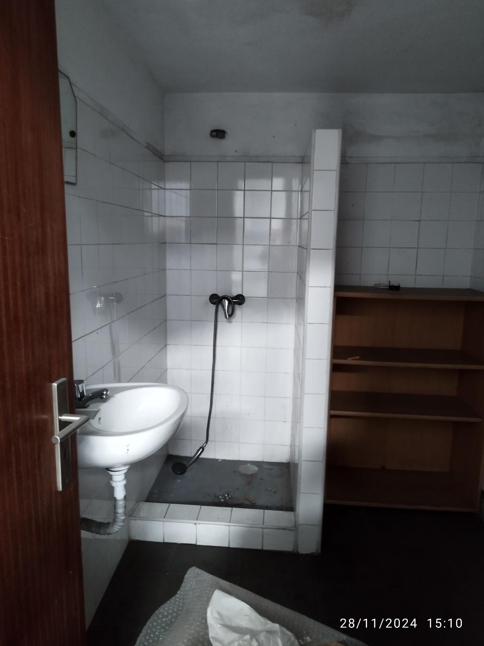 Armazém 500 m2 - pé dtº 7 mt.