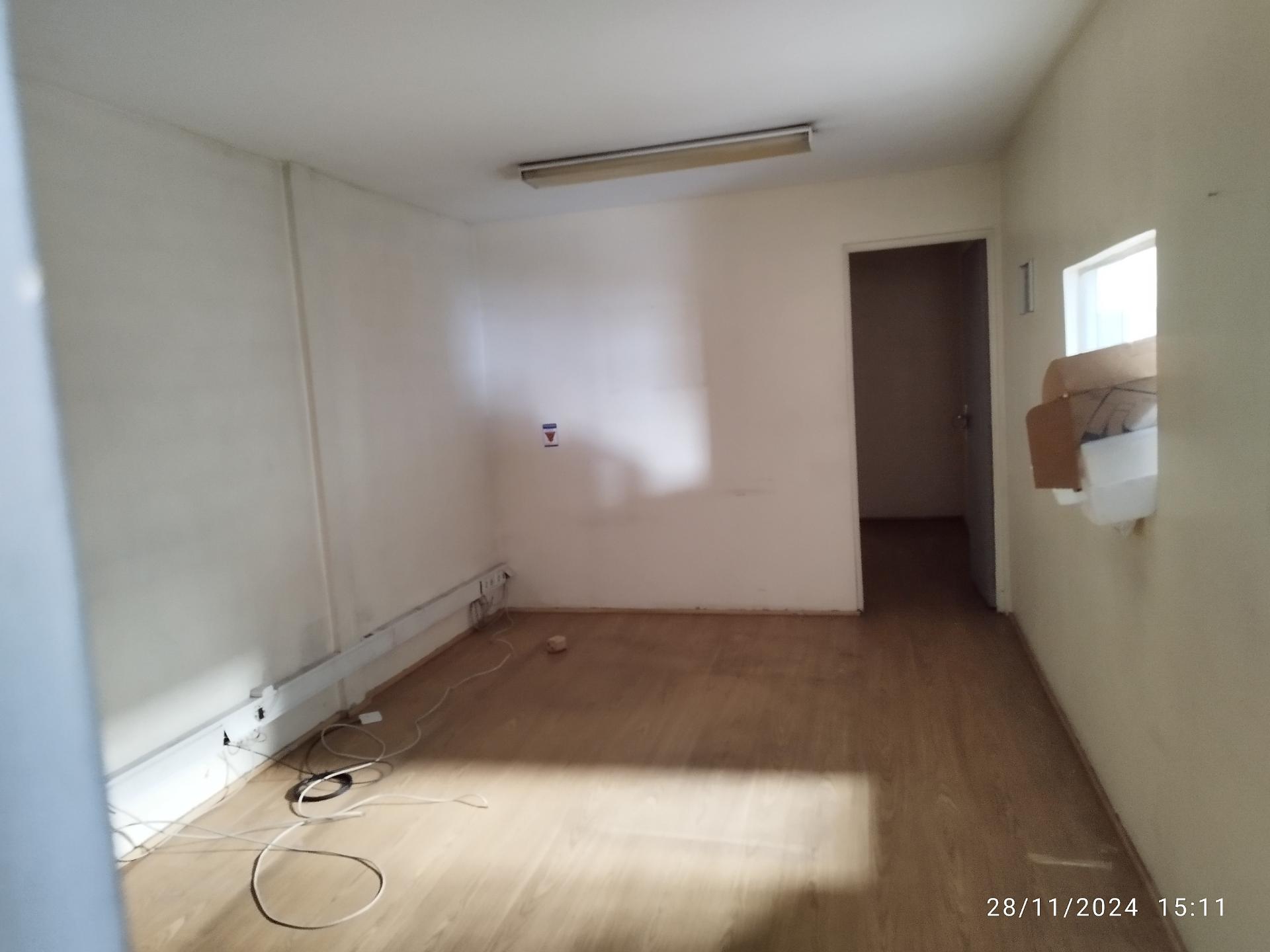 Armazém 500 m2 - pé dtº 7 mt.