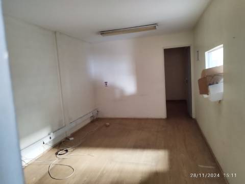 Armazém 500 m2 - pé dtº 7 mt.
