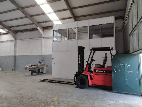 Armazém 500 m2 - pé dtº 7 mt.