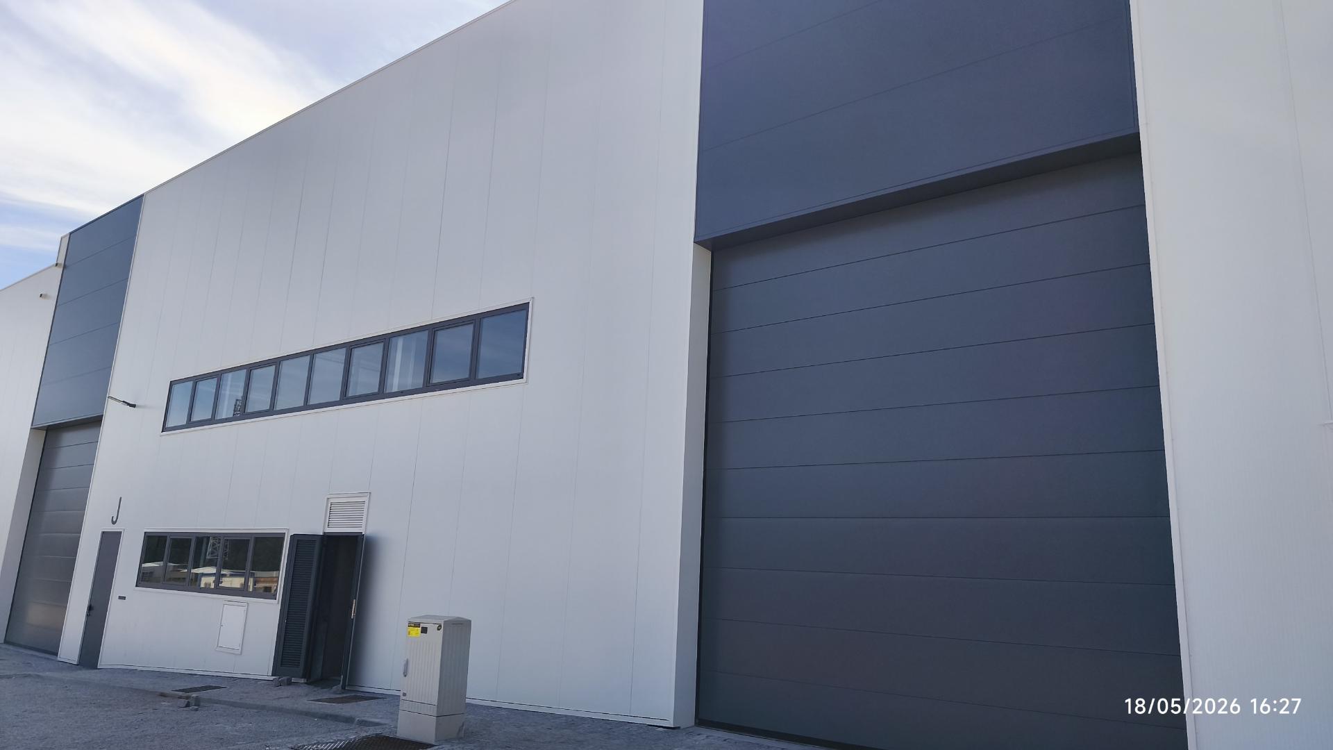Armazém novo 607 m2 - Pé dto 8 mt.