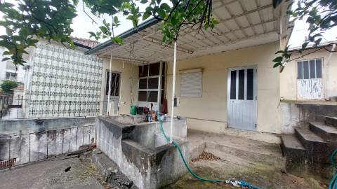 Moradia com Quintal e Anexos