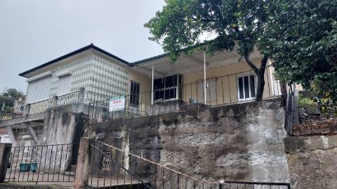 Moradia com Quintal e Anexos