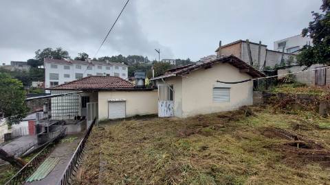 Moradia com Quintal e Anexos