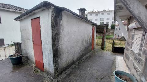 Moradia com Quintal e Anexos