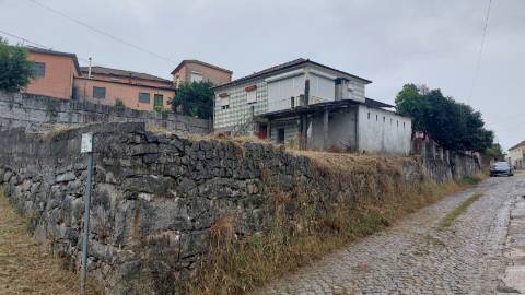 Moradia com Quintal e Anexos