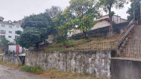 Moradia com Quintal e Anexos