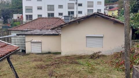 Moradia com Quintal e Anexos