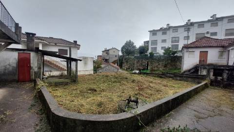 Moradia com Quintal e Anexos