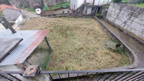 Moradia com Quintal e Anexos