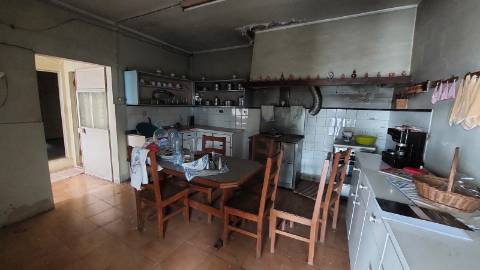 Moradia com Quintal e Anexos