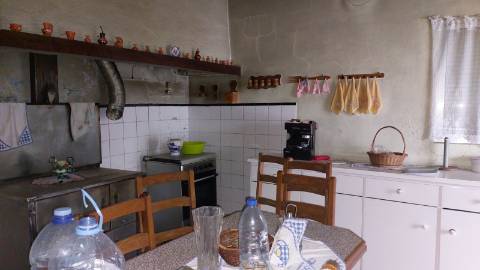 Moradia com Quintal e Anexos