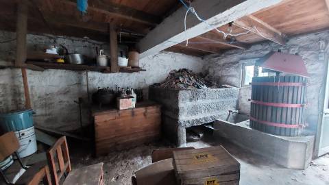 Moradia com Quintal e Anexos