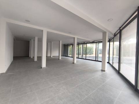 Loja bem localizada com 241 m2