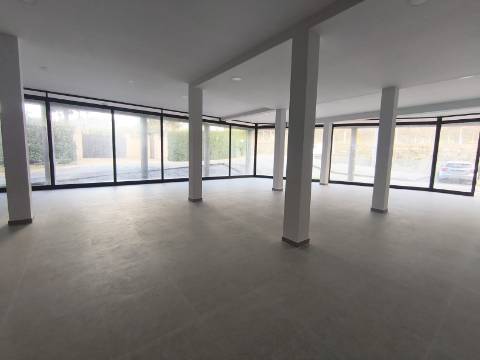 Loja bem localizada com 241 m2