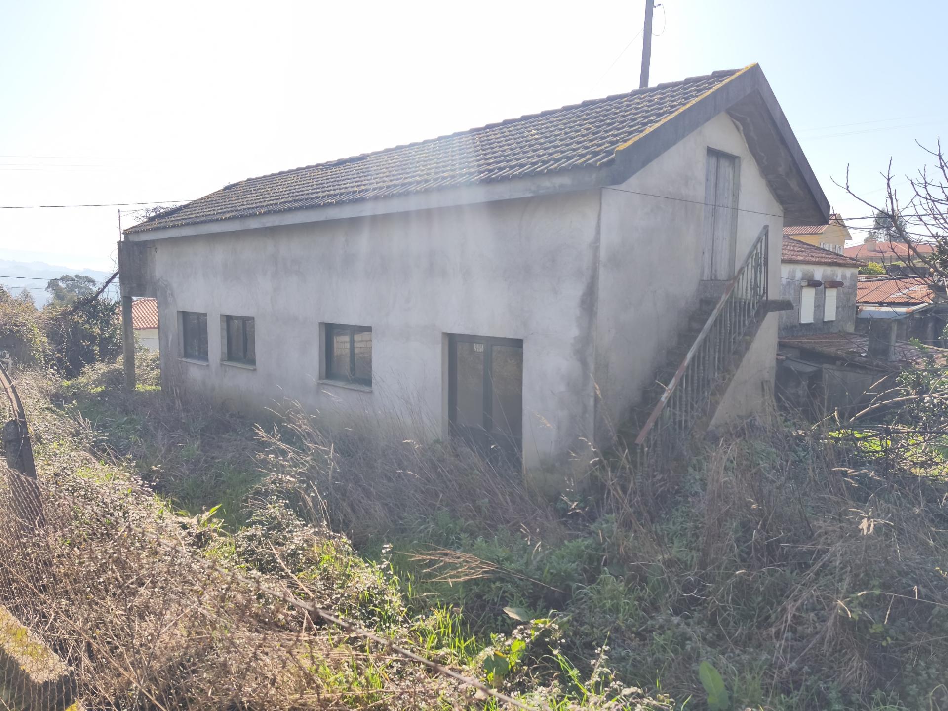 Terreno com Moradia em Acabamentos