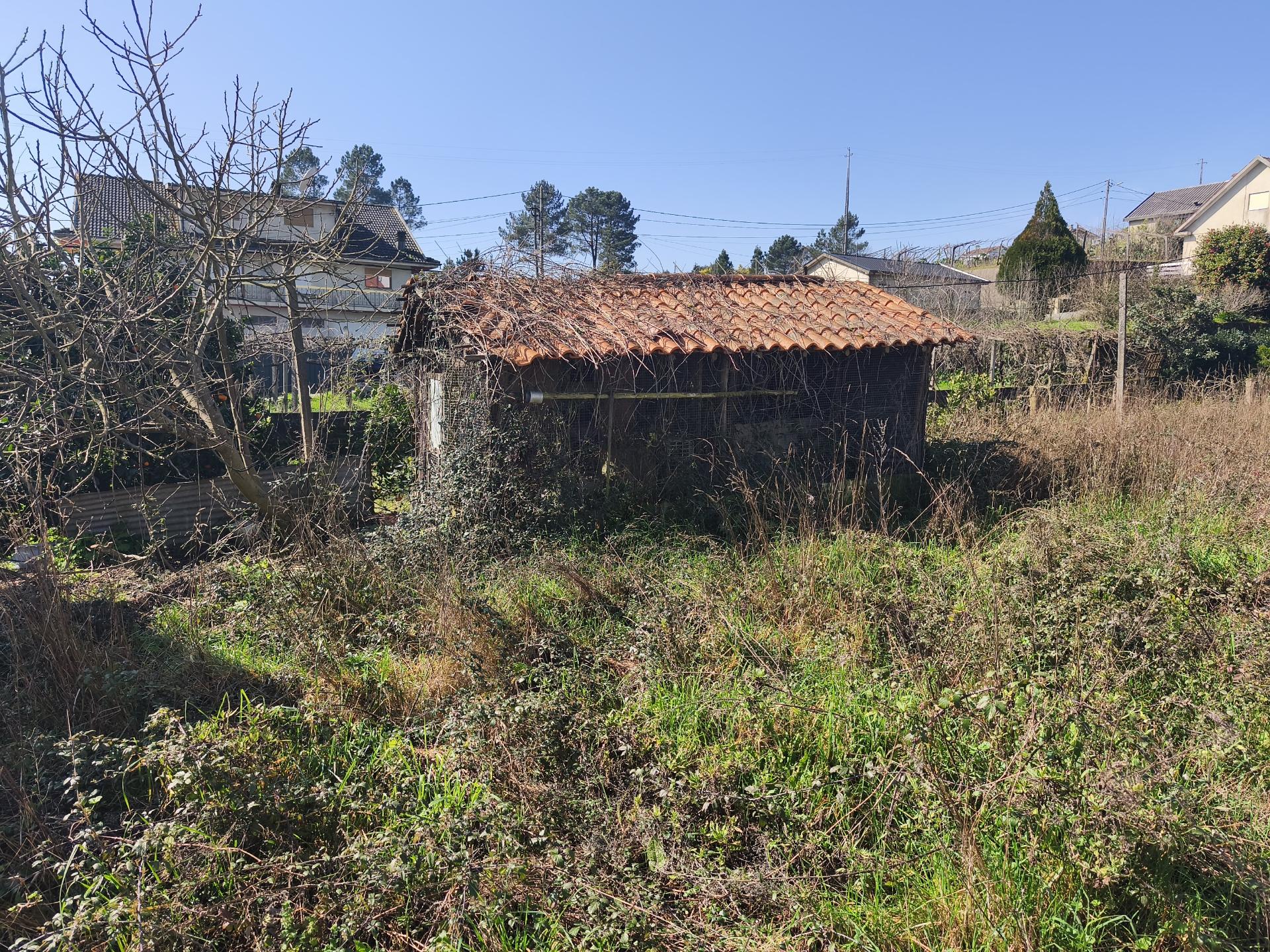 Terreno com Moradia em Acabamentos