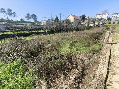Terreno com Moradia em Acabamentos
