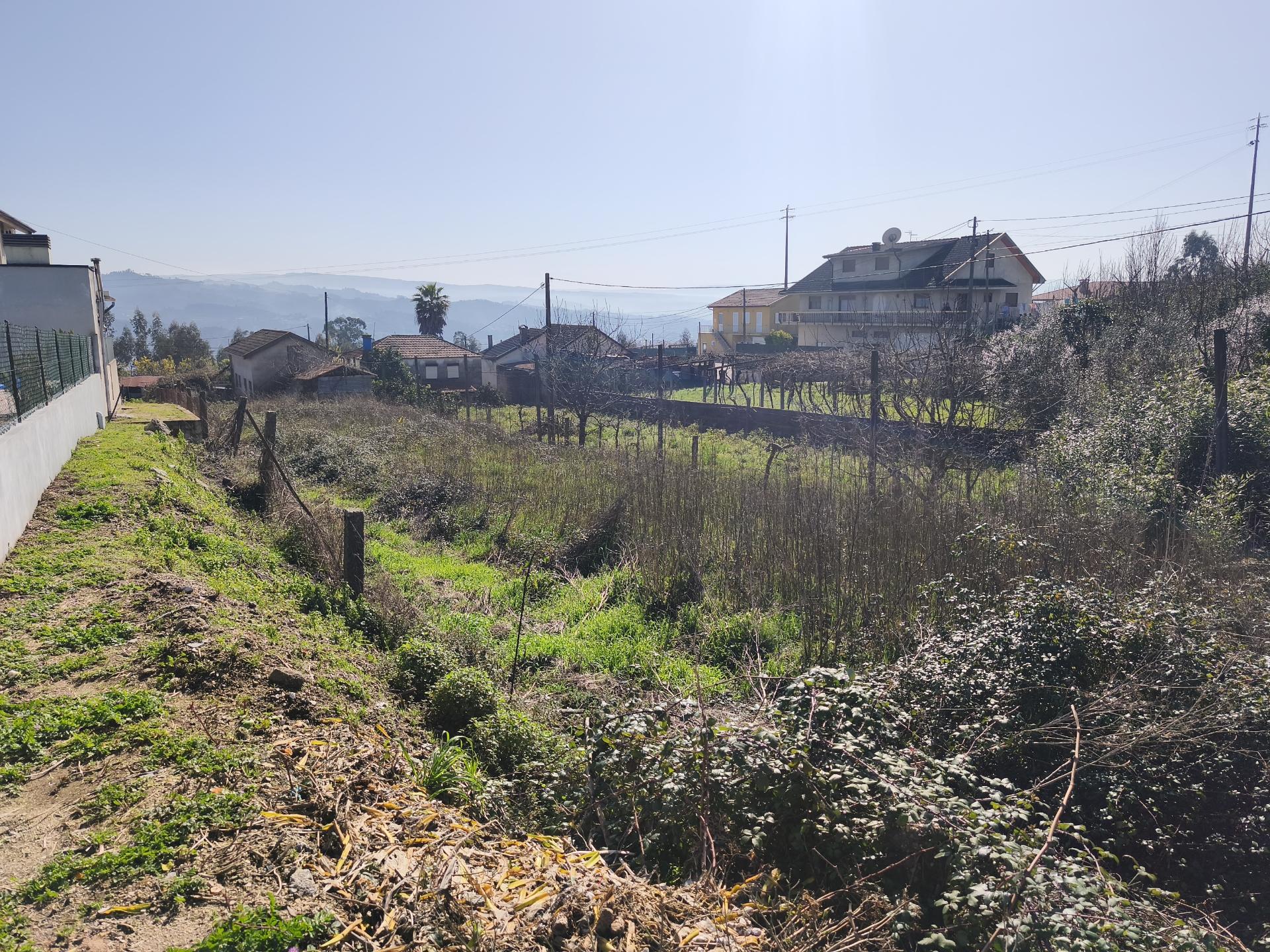 Terreno com Moradia em Acabamentos
