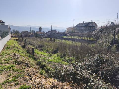 Terreno com Moradia em Acabamentos