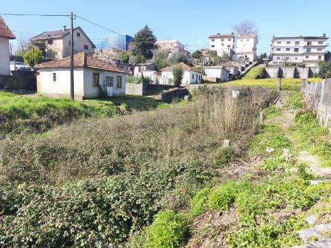 Terreno com Moradia em Acabamentos