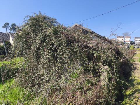 Terreno com Moradia em Acabamentos