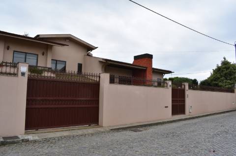 Vila Do Conde: Moradia soberba, grandes áreas c/ espaços independentes, piscina coberta aquecida!