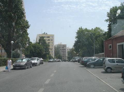 BENFICA - AO LADO DO Colombo: elevadores directos à rua, escadas, portão automático!
