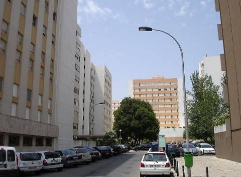 BENFICA - AO LADO DO Colombo: elevadores directos à rua, escadas, portão automático!