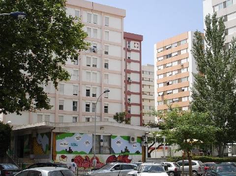 BENFICA - AO LADO DO Colombo: elevadores directos à rua, escadas, portão automático!