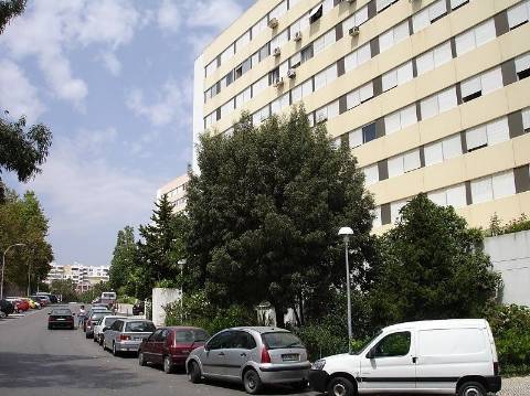 BENFICA - AO LADO DO Colombo: elevadores directos à rua, escadas, portão automático!