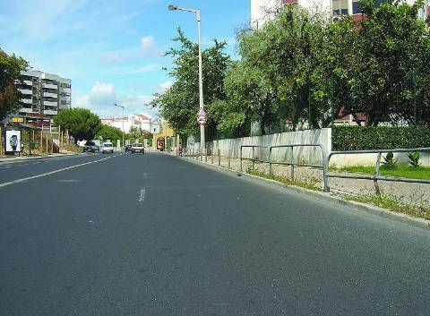 BENFICA - AO LADO DO Colombo: elevadores directos à rua, escadas, portão automático!