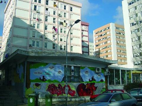 BENFICA - AO LADO DO Colombo: elevadores directos à rua, escadas, portão automático!